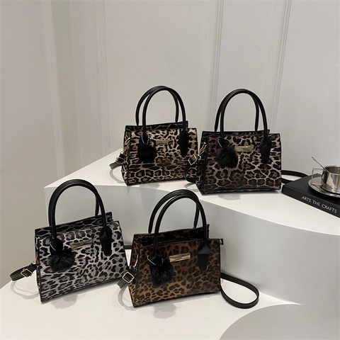 Borsa A Mano Con Stampa Leopardata In Pelle PU Borsa Tote Alla Moda Con Sfera Di Peluche E Decorazione In Metallo Donna