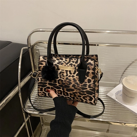 Borsa A Mano Con Stampa Leopardata In Pelle PU Borsa Tote Alla Moda Con Sfera Di Peluche E Decorazione In Metallo Donna