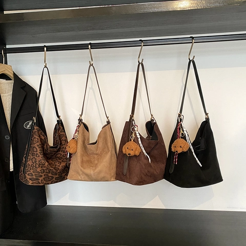 Grote Schoudertas Suède Textuur PU Retro Tote Voor Dames Met Puppy Hanger En Lint Decoratie