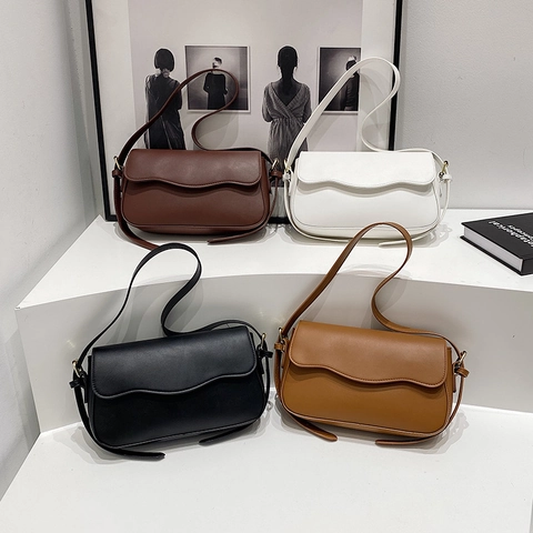Damen PU Leder Schultertasche Wellenklappe Unterarm Umhängetasche Minimalistisch Elegant Street Style Verstellbarer Gurt Goldene Hardware