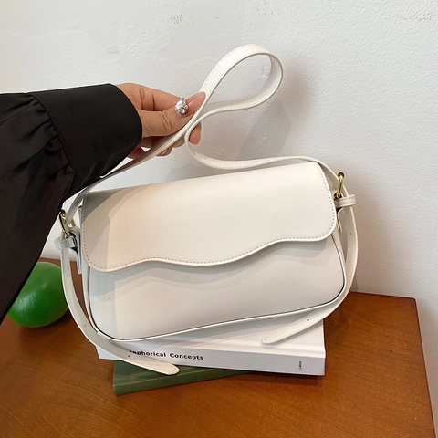 Damen PU Leder Schultertasche Wellenklappe Unterarm Umhängetasche Minimalistisch Elegant Street Style Verstellbarer Gurt Goldene Hardware