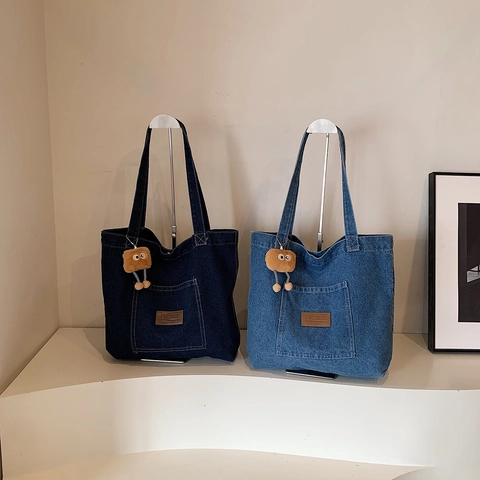 Borsa Tote In Denim Grande Capacità Borsa A Spalla Casual Stile Coreano Vintage Con Ciondolo In Peluche E Tasca Per Donna