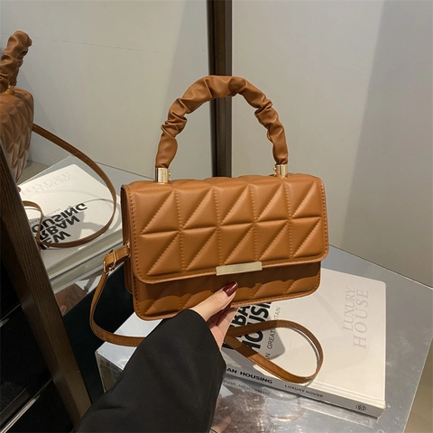 Bolso de Hombro de Cuero PU Acolchado para Mujer Asa de Nube Fruncida Bolso de Bandolera Cuadrado Pequeño Color Sólido Con Cierre de Metal Dorado