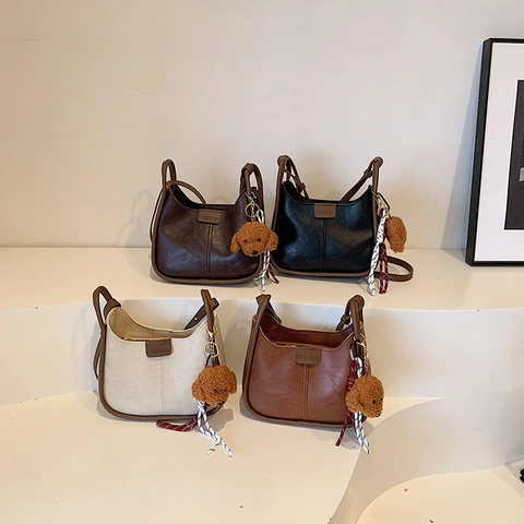Sac À Épaule En Cuir PU Pour Femmes Grande Capacité Sac Hobo Vintage Sac Bandoulière Minimaliste Avec Pendentif Ours En Peluche