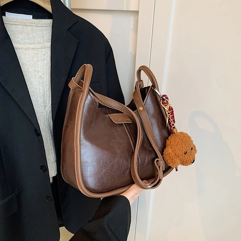 Sac À Épaule En Cuir PU Pour Femmes Grande Capacité Sac Hobo Vintage Sac Bandoulière Minimaliste Avec Pendentif Ours En Peluche