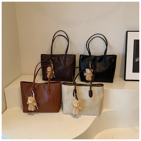 Women Large Capacity Tote Bag PU Leather Shoulder Handbag Commuter Casual Retro Solid Color Bag With Cute Bear Pendant