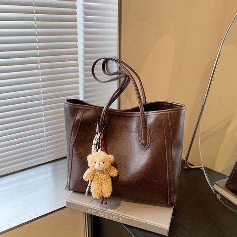 Grand Sac Fourre-Tout Femmes Cuir PU Sac À Épaule Sous Les Bras Vintage Style Coréen Avec Pendentif Ours Ruban