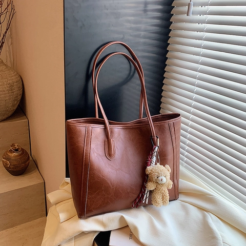 Vintage PU Leather Large Capacity Tote Bag For Women Urban Simple Solid Color Commute Shoulder Bag With Bear Pendant