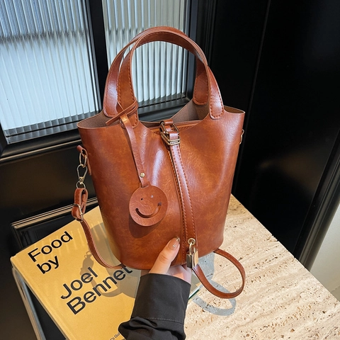 Borsa A Secchiello Vintage In Pelle PU Da Donna Borsa A Mano Con Ciondolo Smiley Decoro Lucchetto Tracolla Rimovibile Borsa A Tracolla Alla Moda