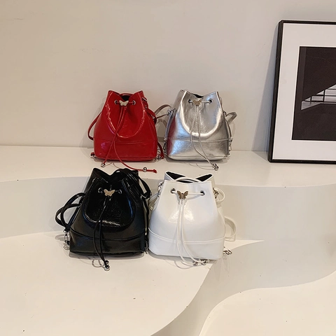 Sac Seau En Cuir PU Brillant Femmes Sac À Dos Épaule Cordon Versatile Chic Avec Ornement Papillon En Métal