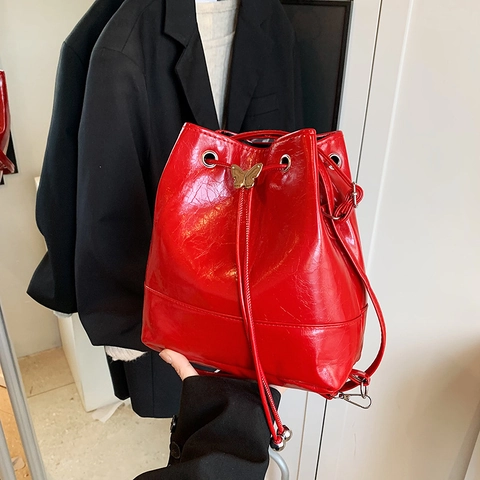 Sac Seau En Cuir PU Brillant Femmes Sac À Dos Épaule Cordon Versatile Chic Avec Ornement Papillon En Métal