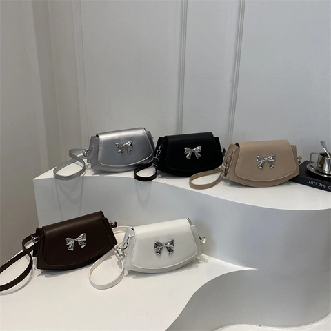 Mini Sac Bandoulière Cuir PU Décoration Nœud Argenté Design De Niche Petit Sac À Épaule Pour Femmes Chic Élégant