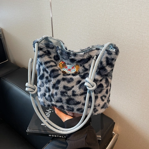 Borsa A Secchiello In Peluche Leopardata Grande Capacità Ecopelliccia Borsa A Spalla Con Toppa Ricamata Cartoon Per Donna