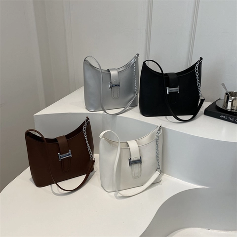 Chique PU Leren Schoudertas Voor Dames Halve Maanvorm Retro Minimalistische Stijl Met Metalen Kettingriem
