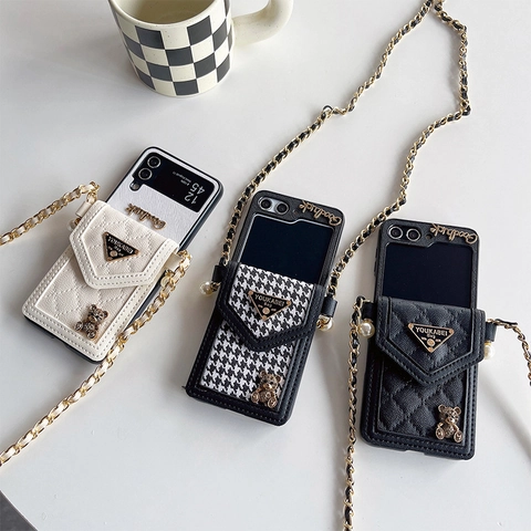 Quilted PU Leather Crossbody Chain Phone Case With Bear Charm And Faux Artificial Pearl Detail For Foldable Smartphones