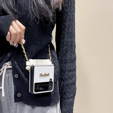 Quilted PU Leather Crossbody Chain Phone Case With Bear Charm And Faux Artificial Pearl Detail For Foldable Smartphones