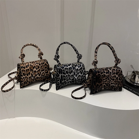 Handtas Met Luipaardprint Van PU-Leer Gebogen Bodem Knoophengsel Crossbodytas Voor Dames Retro Street Style