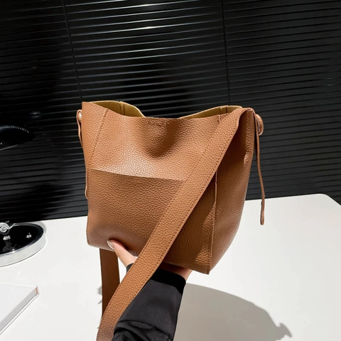 Minimalistische Damen Beuteltasche PU Leder Mit Kieselmaserung Schultertasche Umhängetasche Breiter Gurt