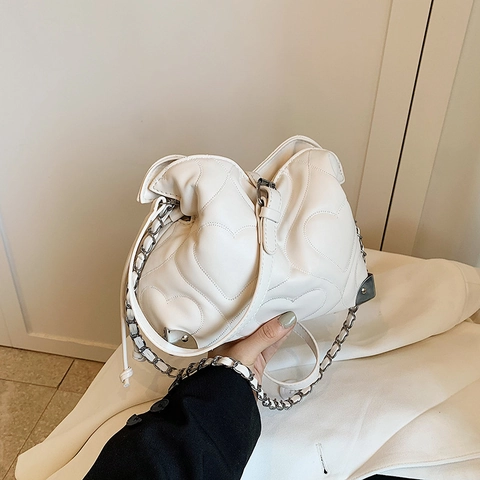 Sac À Épaule En Cuir PU Matelassé Coeur Pour Femme Avec Bandoulière Chaîne En Métal Fermeture À Cordon Chic Élégant