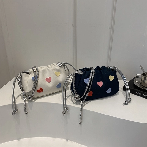 Mode Damen Denim Leinwand Umhängetasche Bunte Herz Patches Kordelzug Umhängetasche Eimer Wolke Tasche Mit Silberkette