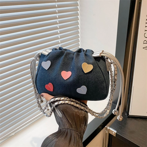 Mode Damen Denim Leinwand Umhängetasche Bunte Herz Patches Kordelzug Umhängetasche Eimer Wolke Tasche Mit Silberkette