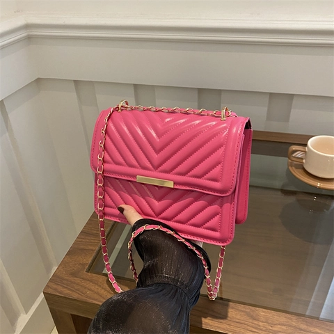 Women Fashion Quilted Chevron Crossbody Bag With Metal Chain Strap PU Leather Shoulder Bag Trendy Small Square Bag