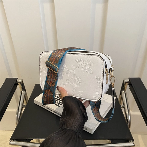 Damen PU Leder Geprägte Rose Blume Umhängetasche Breiter Ethno Riemen Mode Schulter Kamera Tasche Täglich Streetwear