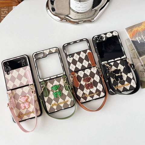 Funda De Cuero PU Acolchado Para Samsung Z Flip Fold Con Colgante De Oso 3D Correa De Muñeca Accesorios Elegantes