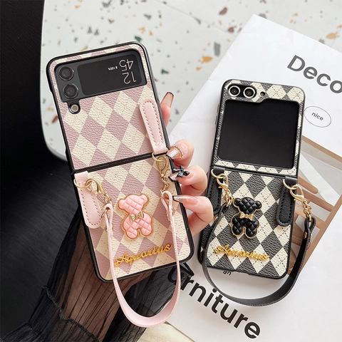 Funda De Cuero PU Acolchado Para Samsung Z Flip Fold Con Colgante De Oso 3D Correa De Muñeca Accesorios Elegantes