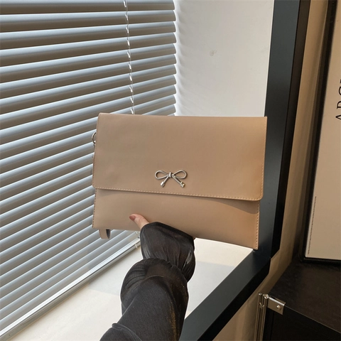 Sac Pochette Enveloppe Femme Cuir PU Avec Noeud Métallique Sac Bandoulière Chic Bandoulière Amovible Style Minimaliste