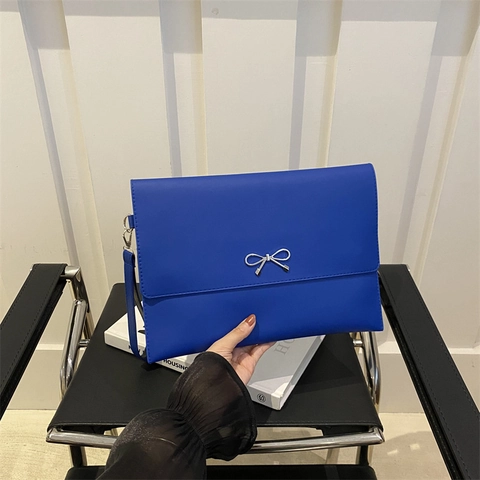 Sac Pochette Enveloppe Femme Cuir PU Avec Noeud Métallique Sac Bandoulière Chic Bandoulière Amovible Style Minimaliste