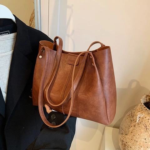 Borsa Tote Vintage Grande Capacità Pelle PU Borsa A Tracolla Da Donna Con Etichetta Moda Borchie Dorate