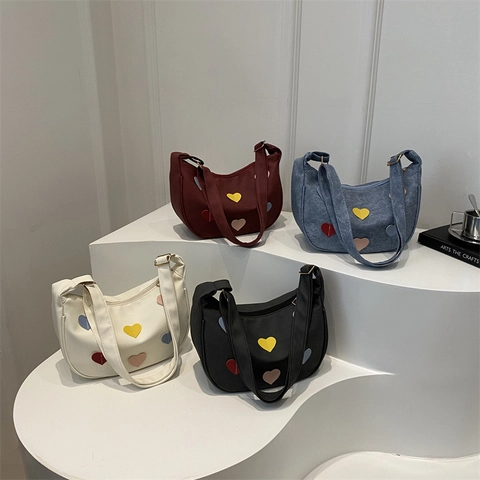 Borsa Hobo A Mezzaluna Da Donna Pelle PU Patch A Cuore Colorate Tracolla Larga Regolabile Borsa A Spalla Casual
