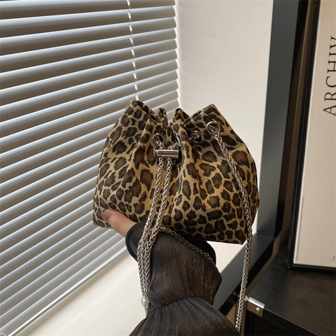 Leopard Print Bucket Bag For Women Vintage Canvas Drawstring Shoulder Bag With Metal Chain And Artificial Pearl Decoration