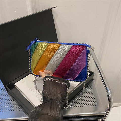 Borsa A Tracolla In Pelle PU Metallizzata Arcobaleno Righe Decorazione Borchie Catena Argento Moda