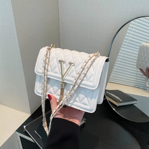Quilted PU Leather Shoulder Bag For Women Fashionable Crossbody Chain Small Square Purse With Metal V Logo And Tassel