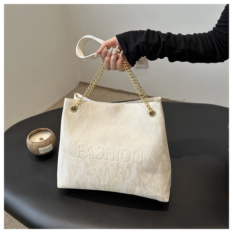 Moderne PU Leer Tote Bag Met Gedrukte Letters Rimpel Textuur Mode Schoudertas Metalen Ketting Band Voor Dames Dagelijks Woon-werkverkeer
