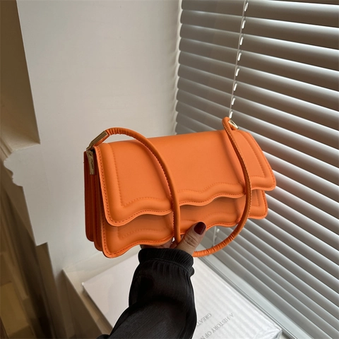Bolso De Hombro De Cuero PU Con Borde Festoneado Para Mujer Bolso Baguette Chic De Axila Color Sólido