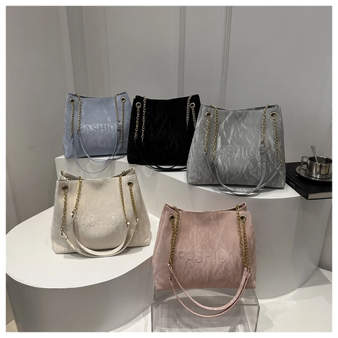 Moderne PU Leer Tote Bag Met Gedrukte Letters Rimpel Textuur Mode Schoudertas Metalen Ketting Band Voor Dames Dagelijks Woon-werkverkeer