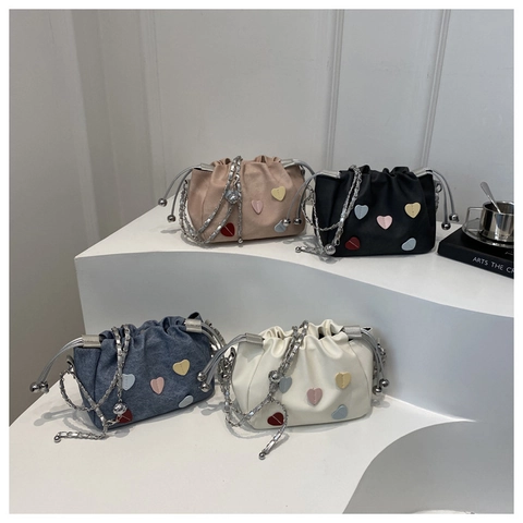 Bolso Cubo Con Cordón Para Mujer Parches Corazón Color Contraste Cuero PU Denim Bolso Hombro Nube Con Cadena Plateada Ajustable