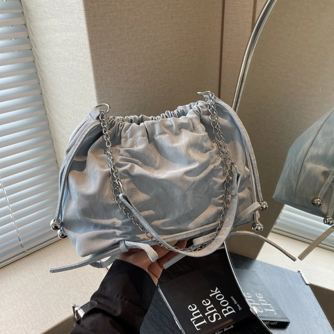 Mode Frauen Schultertasche PU Leder Gekräuselt Schleife Kordelzug Eimer Wolke Tasche Mit Silberner Kette