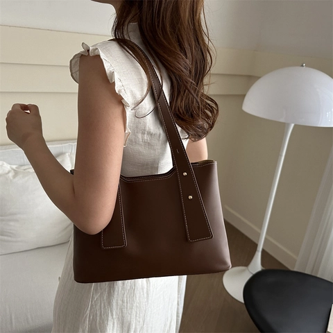 Damen Retro PU Leder Tragetasche Weiße Kontrastnähte Goldene Nieten Schlichte Schulterhandtasche Pendeln