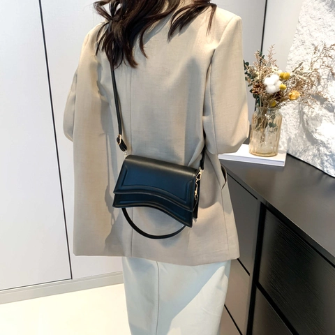 Mode Damen PU Leder Umhängetasche Gebogener Boden Minimalistisch Klappe Schulterhandtasche Klein Quadratisch Niche Trendig