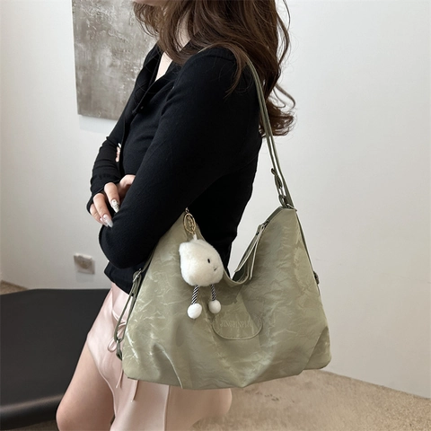 Borsa A Spalla Da Donna Texture Pieghettata Grande Capacità Borsa A Tracolla Con Ciondolo A Nuvola Di Peluche Borsa Hobo Alla Moda