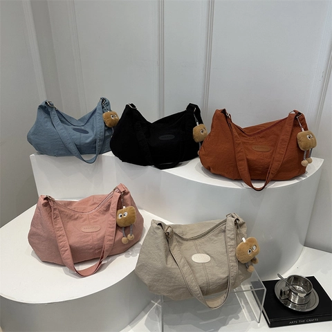 Große Kapazität Umhängetasche Damen Plissee Nylon Schultertasche Hobo Tasche Lässig Mit Süßem Plüschanhänger