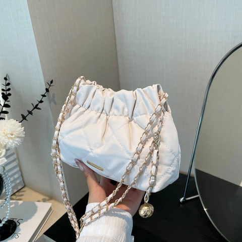 Fashionable Quilted PU Leather Shoulder Bag For Women With Gold Metal Chain Pleated Rhombus Pattern Drawstring Bucket Bag