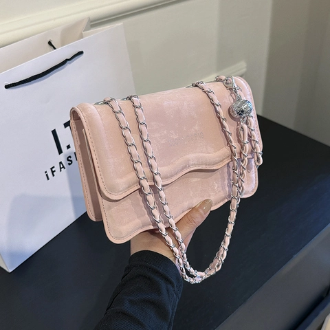 Damen Schicke Umhängetasche Aus Suede PU Mit Wellenkante Modische Kettentasche Mit Verstellbarer Metallkugel
