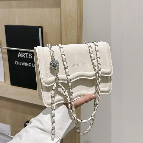 Damen Schicke Umhängetasche Aus Suede PU Mit Wellenkante Modische Kettentasche Mit Verstellbarer Metallkugel