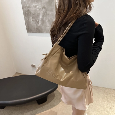 Borsa A Spalla Donna Morbida Pelle PU Grande Capacità Goffratura Lettere Semplice Versatile Moda Borsa Sotto L'ascella