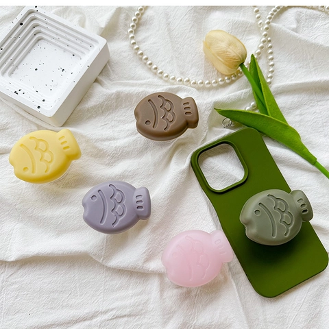 3D Fish Shaped Expanding Phone Socket Stand Foldable Silicone Desk Support Grip Cute Solid Color Cartoon Taiyaki Design